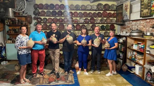 Барська кераміка: відродження традицій через птаха на яблуні 16