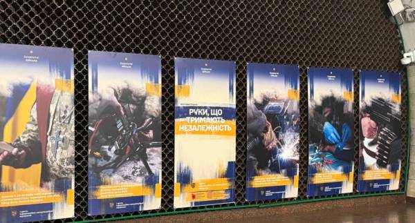 Фотостенди героїв: київське метро вшановує захисників України 9