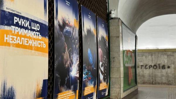 Фотостенди героїв: київське метро вшановує захисників України 7