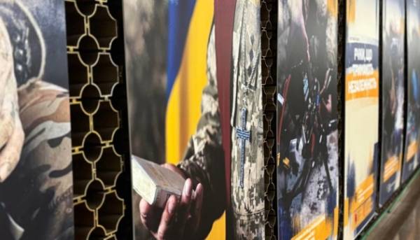 Фотостенди героїв: київське метро вшановує захисників України