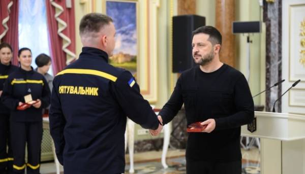 Зеленський вшанував рятувальників на їхнє професійне свято