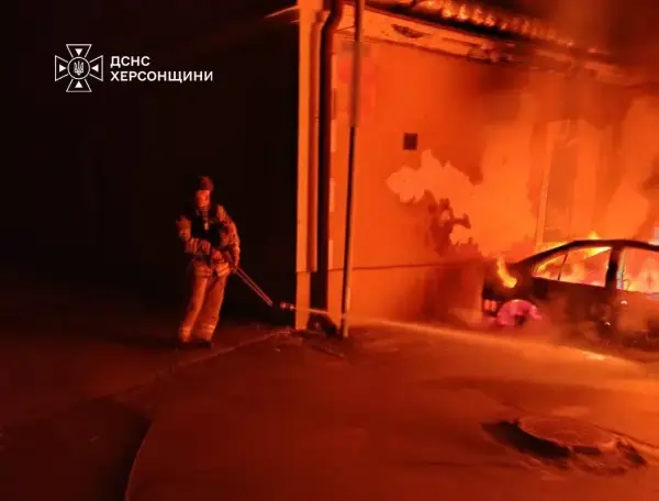Загорілий легковий автомобіль у Херсоні після влучання FPV-дрона