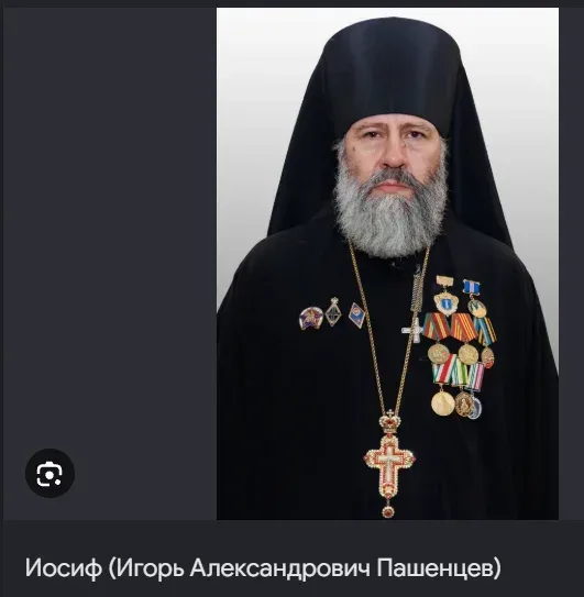 Колишній військовий РФ став "єпископом" на окупованих територіях України 4 Священник Російської православної церкви у рясі та з хрестом у руках, на фоні окупаційної адміністрації 1