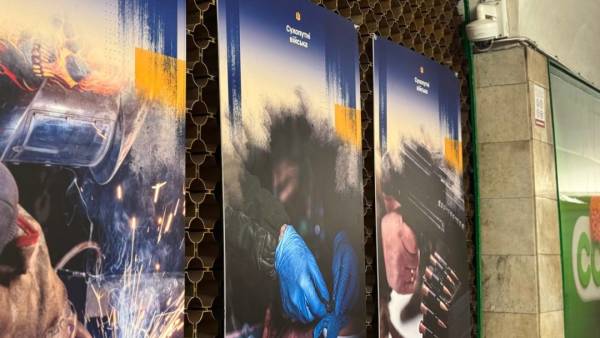 Фотостенди героїв: київське метро вшановує захисників України 8