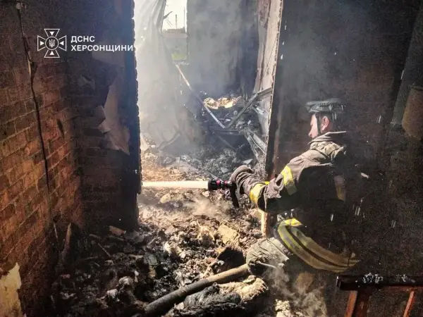 FPV-дрони підпалили житлові та нежитлові будівлі на Херсонщині 7 Пожежа у двоповерховому житловому будинку на Херсонщині після влучання FPV-дрона 3