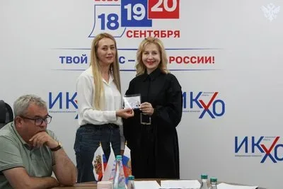 Херсонська екс-бізнесвумен претендує на мандат у Держдумі РФ 7 Олена Дмитрук, колишня херсонська підприємниця, яка балотується до Держдуми РФ, на тлі елементів, що символізують окупаційну владу 2