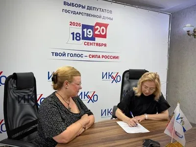 Херсонська екс-бізнесвумен претендує на мандат у Держдумі РФ 10 Олена Дмитрук, колишня херсонська підприємниця, яка балотується до Держдуми РФ, на тлі елементів, що символізують окупаційну владу 5