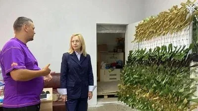 Херсонська екс-бізнесвумен претендує на мандат у Держдумі РФ 9 Олена Дмитрук, колишня херсонська підприємниця, яка балотується до Держдуми РФ, на тлі елементів, що символізують окупаційну владу 4