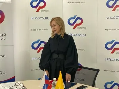 Херсонська екс-бізнесвумен претендує на мандат у Держдумі РФ 8 Олена Дмитрук, колишня херсонська підприємниця, яка балотується до Держдуми РФ, на тлі елементів, що символізують окупаційну владу 3