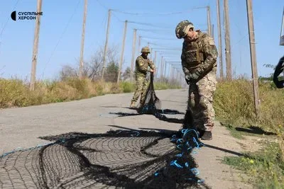Українські морпіхи встановлюють антидронові сітки над дорогою на Херсонщині 4