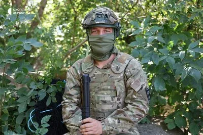 Українські морпіхи встановлюють антидронові сітки над дорогою на Херсонщині 1