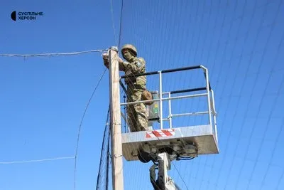 Українські морпіхи встановлюють антидронові сітки над дорогою на Херсонщині 2