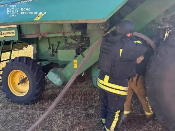 Рятувальники ДСНС гасять займання комбайна в полі на Херсонщині 2
