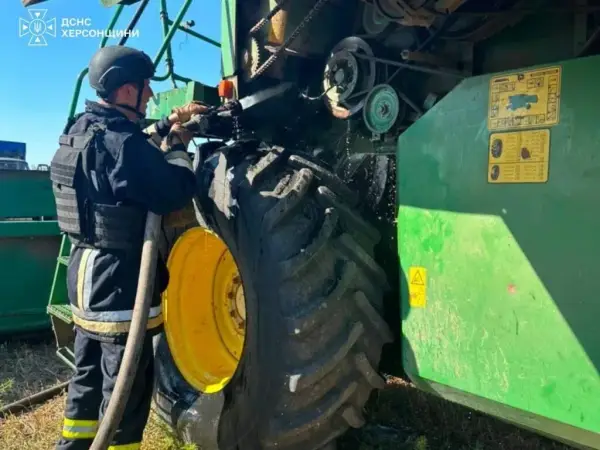 Рятувальники ДСНС гасять займання комбайна в полі на Херсонщині 1