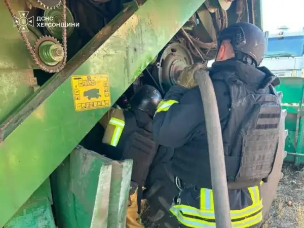 Рятувальники ліквідували займання комбайна на полі Херсонщини 6
