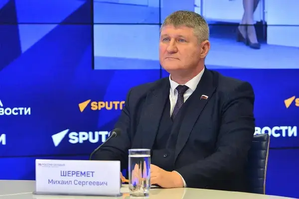 Символічне зображення інформаційної війни та пропаганди, що спотворює факти про Європейський Союз 2