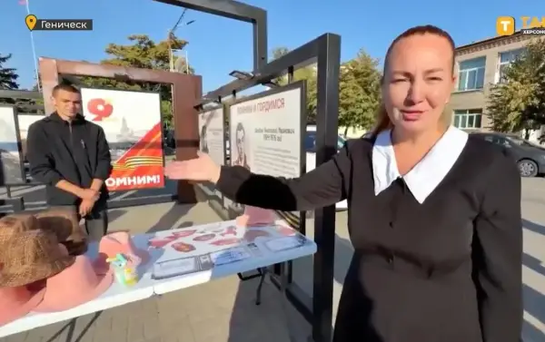 Окупанти продають капелюхи як сувеніри з псевдовиборів у Генічеську 6 Російські окупанти пропонують капелюхи на пам'ять про псевдовибори у Генічеську 2