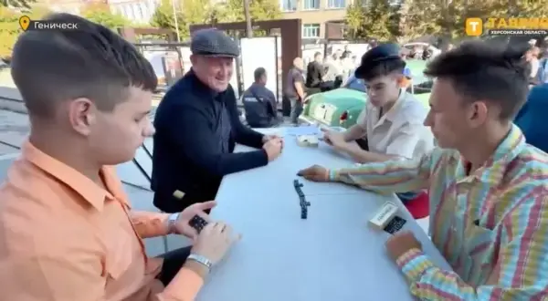 Окупанти продають капелюхи як сувеніри з псевдовиборів у Генічеську 5 Російські окупанти пропонують капелюхи на пам'ять про псевдовибори у Генічеську 1