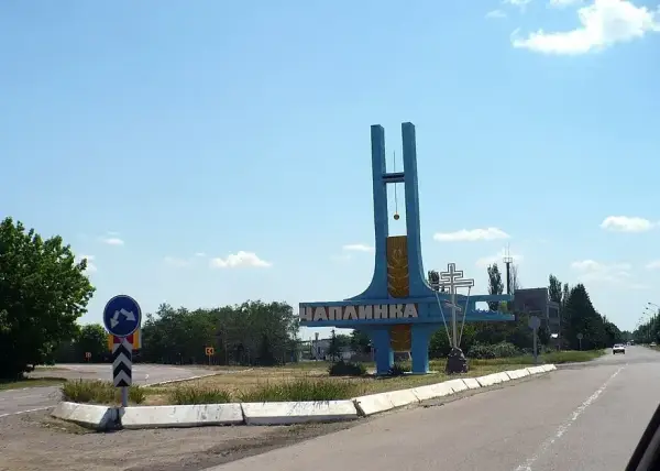 Росіяни в Чаплинці вилучають житло, називаючи його "безхазяйним" 4 Символічне зображення окупаційного свавілля в Чаплинці, пов'язаного з примусовим відчуженням майна