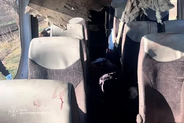 Пошкоджений міжміський автобус після атаки дрона під Нікополем 4