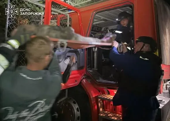 Пошкоджений міжміський автобус після атаки дрона під Нікополем 1