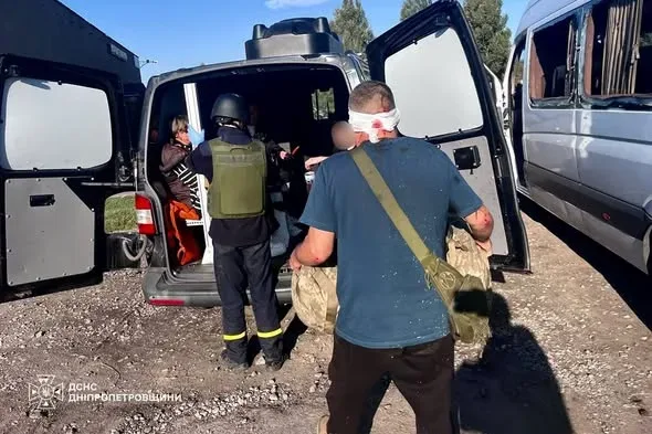 Пошкоджений міжміський автобус після атаки дрона під Нікополем 3