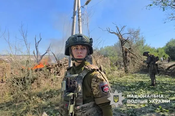 Рятувальники та поліцейські ліквідовують наслідки російських обстрілів цивільних об'єктів на Херсонщині 4