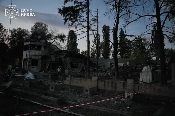 Наслідки ворожої атаки: 12 загиблих на Херсонщині 6 Наслідки російської атаки в Херсонській області, зруйновані будівлі 2