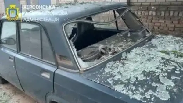 Російські дрони пошкодили автівку та вікна в Корабельному районі Херсона