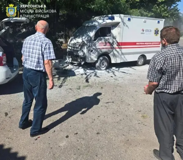 Російський дрон атакував лікарню на Херсонщині 5 Пошкоджений службовий транспорт біля лікарні в Херсоні після атаки дрона
