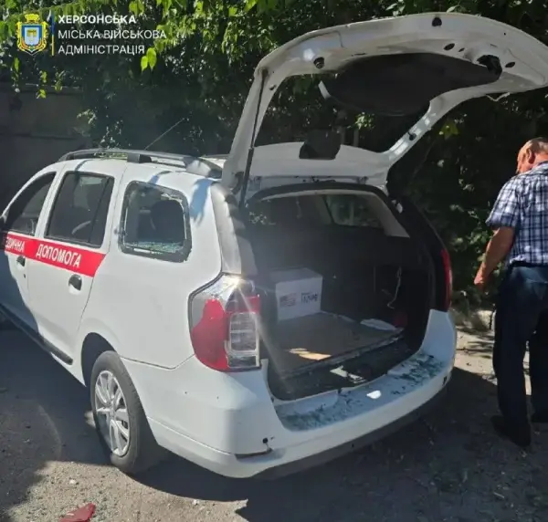 Російський дрон атакував лікарню на Херсонщині 6 Пошкоджений службовий транспорт біля лікарні в Херсоні після атаки дрона