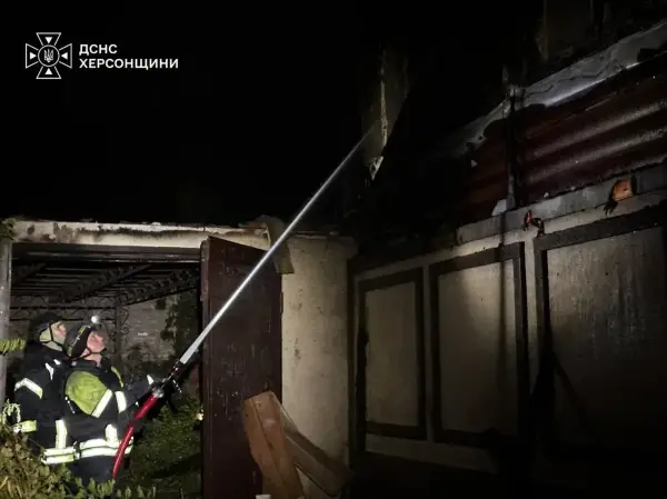 Двоповерховий житловий будинок у Херсоні, що горить після нічної атаки безпілотником 2