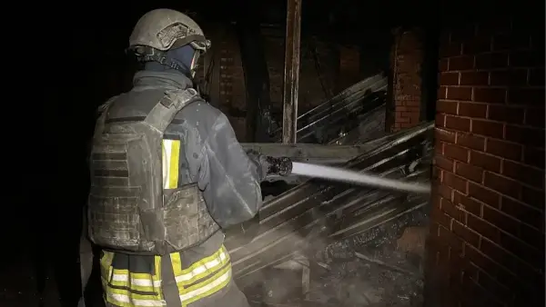Наслідки атаки дроном: у Херсоні спалахнув двоповерховий будинок 8 Двоповерховий житловий будинок у Херсоні, що горить після нічної атаки безпілотником 3
