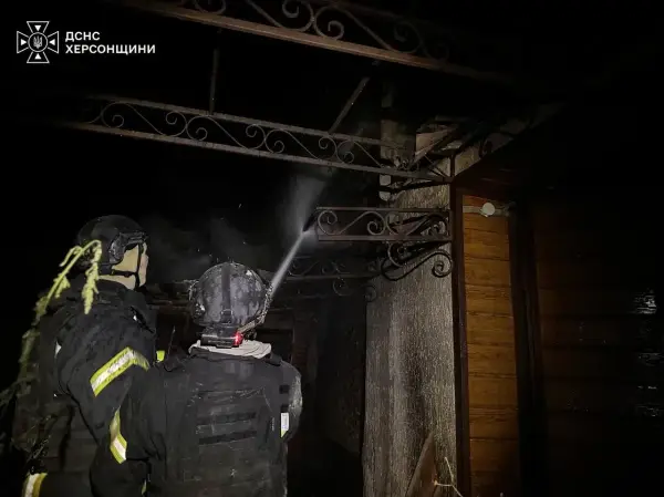 Двоповерховий житловий будинок у Херсоні, що горить після нічної атаки безпілотником 1