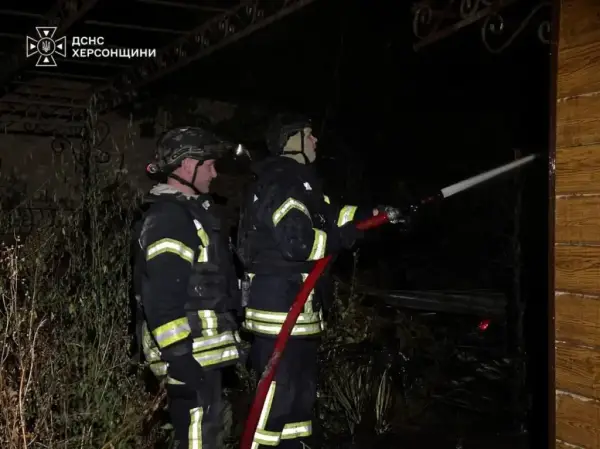 Херсон: двоповерховий будинок спалахнув після атаки дрона