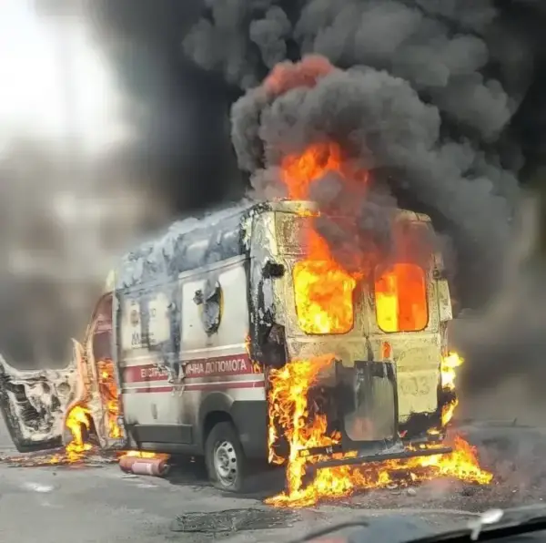 Ворожий дрон атакував «швидку» в Херсоні: поранення отримали двоє медиків