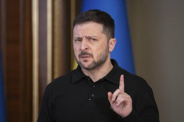 Зеленський: Росія готується до закриття свого неба