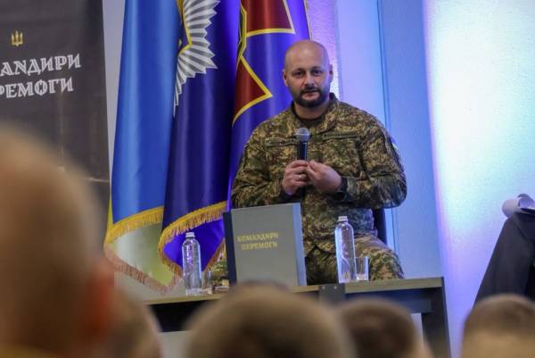 Командири перемоги": Укрінформ презентував книгу курсантам Київського інституту Нацгвардії 7
