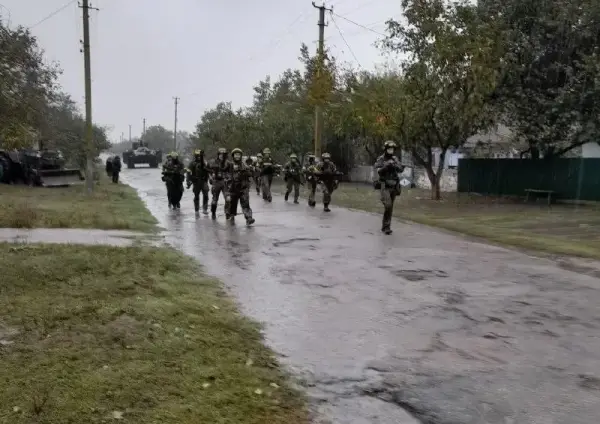 Українські військові піднімають український прапор у звільненому населеному пункті на Херсонщині, люди зустрічають їх з квітами