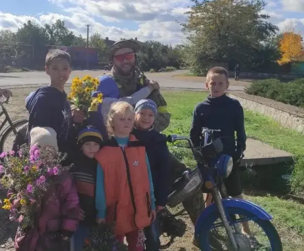 Українські військові піднімають український прапор у звільненому населеному пункті на Херсонщині, люди зустрічають їх з квітами